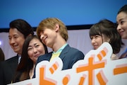“ワンコのような笑顔”を求められた吉沢亮(中央)。