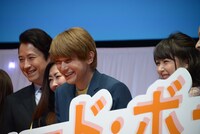 “ワンコのような笑顔”を求められ、照れる吉沢亮（中央右）。