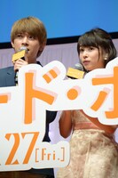 左から吉沢亮、桜井日奈子。