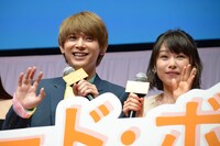 左から吉沢亮、桜井日奈子。