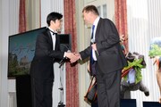 駐日英国大使のポール・マデン(右)と握手を交わす千葉雄大(左)。