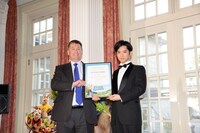 左から駐日英国大使のポール・マデン、千葉雄大。