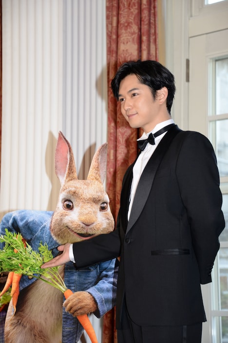 ピーターを紹介する千葉雄大。