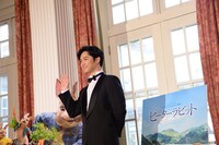 カメラに手を振る千葉雄大。