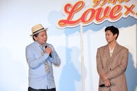 左から鈴木おさむ、野村周平。