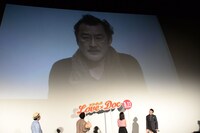 吉田鋼太郎のVTRが上映される様子。