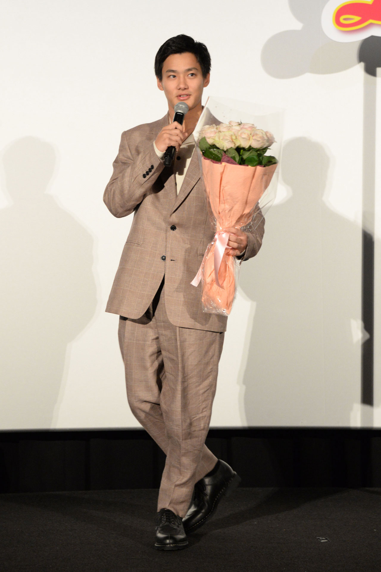 花束を持つ野村周平。