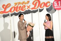 吉田羊（右）が演じた飛鳥への口説きゼリフを披露する野村周平（左）。