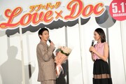 吉田羊(右)が演じた飛鳥への口説きゼリフを披露する野村周平(左)。