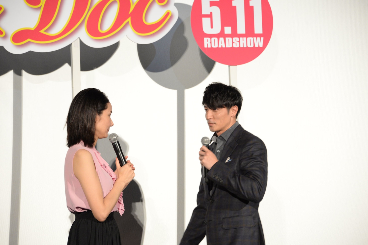 吉田羊（左）が演じた飛鳥への口説きゼリフを披露しながら、徐々に近づく玉木宏（右）。