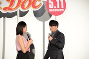 吉田羊(左)が演じた飛鳥への口説きゼリフを披露しながら、徐々に近づく玉木宏(右)。