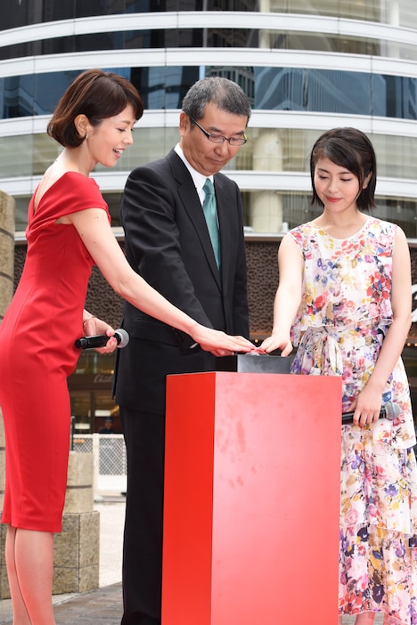 新・ゴジラ像お披露目のため除幕ボタンを押す登壇者。左から沢口靖子、島谷能成、浜辺美波。