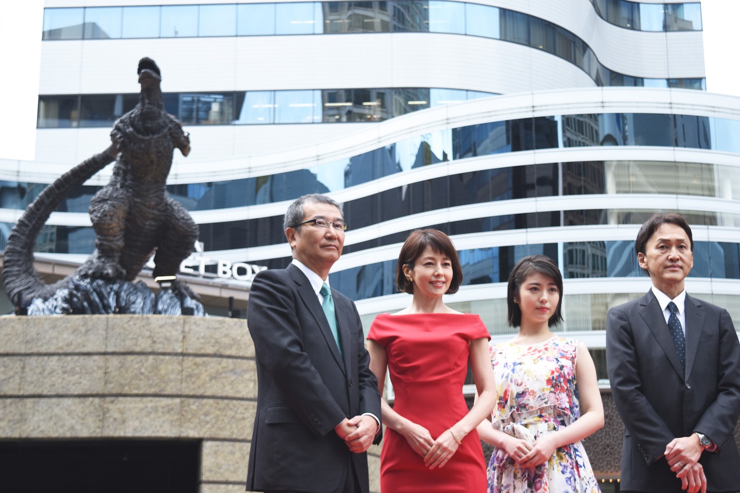 新・ゴジラ像除幕式の様子。左から島谷能成、沢口靖子、浜辺美波、大田圭二。