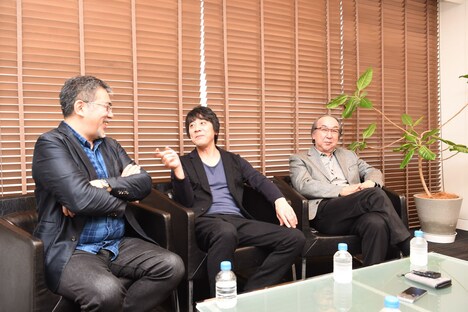 左から篠原哲雄、山崎まさよし、横山秀夫。