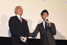 左から西村まさ彦、妻夫木聡。