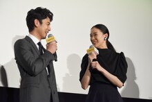 左から妻夫木聡、蒼井優。