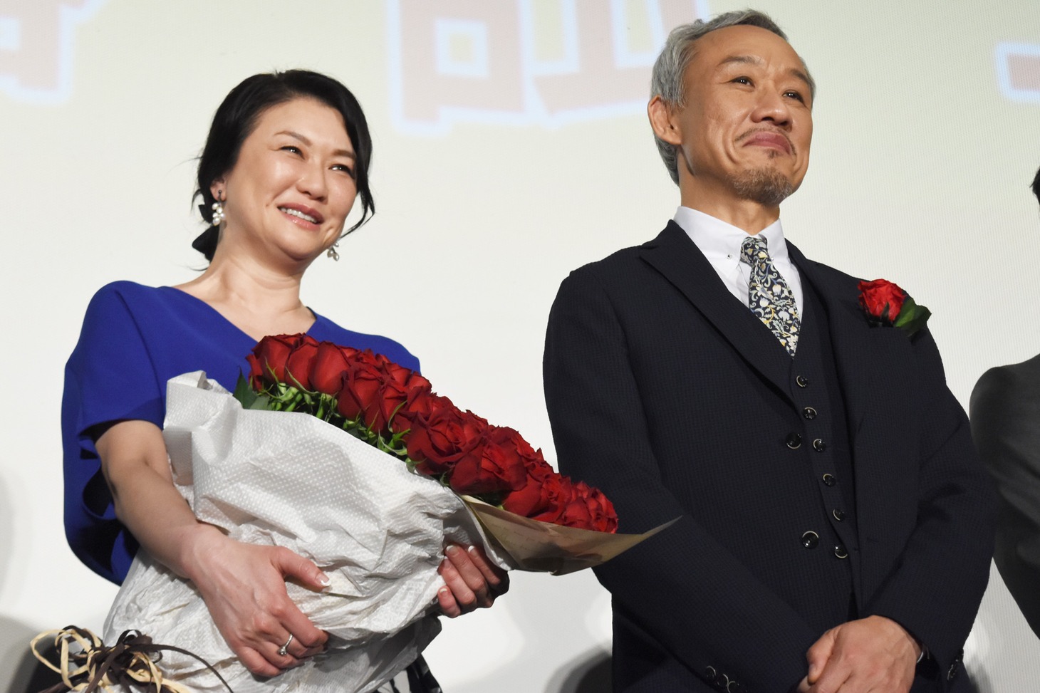 左から夏川結衣、西村まさ彦。