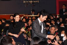 観客にバラを手渡す蒼井優（左）と妻夫木聡（右）。