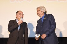 「またやりたいですね」と笑い合う橋爪功（左）と山田洋次（右）。