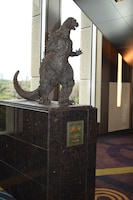 TOHOシネマズ 日比谷ロビーの旧ゴジラ像。