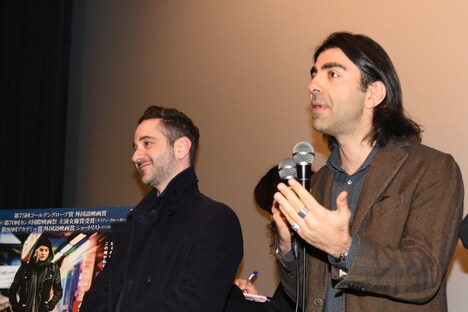 本作への思いを語るファティ・アキン（右）と、デニス・モシット（左）。