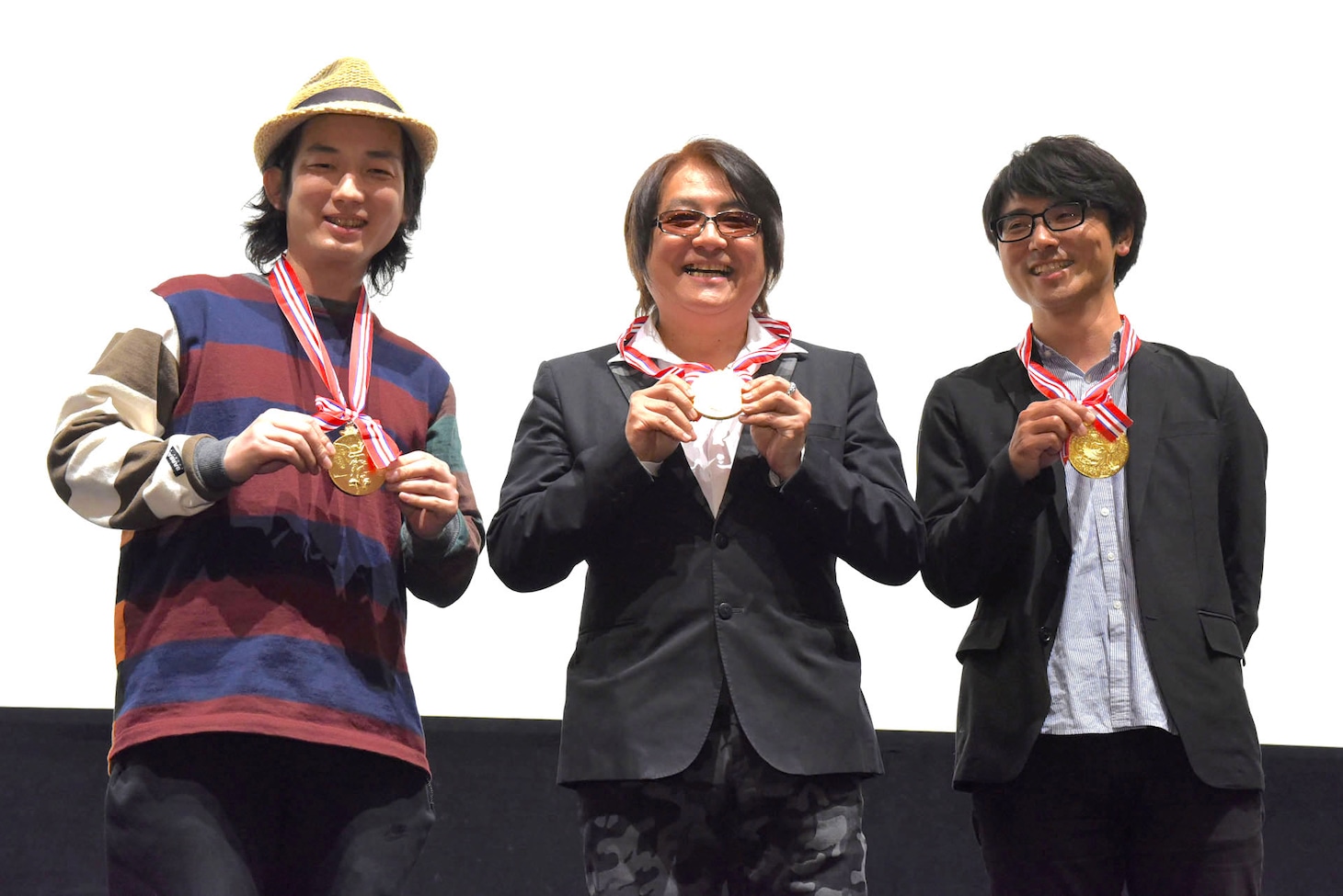 金メダルを贈呈された3人。左から高橋悠也、鈴村展弘、大森敬仁。