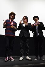 金メダルを贈呈された3人。左から高橋悠也、鈴村展弘、大森敬仁。