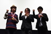 金メダルを贈呈された3人。左から高橋悠也、鈴村展弘、大森敬仁。