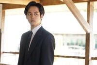 「孤狼の血」より、松坂桃李演じる日岡秀一。