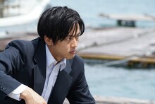 「孤狼の血」より、松坂桃李演じる日岡秀一。