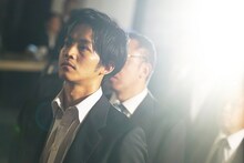 「孤狼の血」より、松坂桃李演じる日岡秀一。