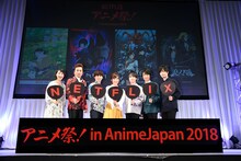 左からのん、平田広明、梶裕貴、白石晴香、小林裕介、上村祐翔、梅原裕一郎。