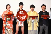 「サイモン＆タダタカシ」初日舞台挨拶の様子。左から間宮夕貴、阪本一樹、須賀健太、小田学。