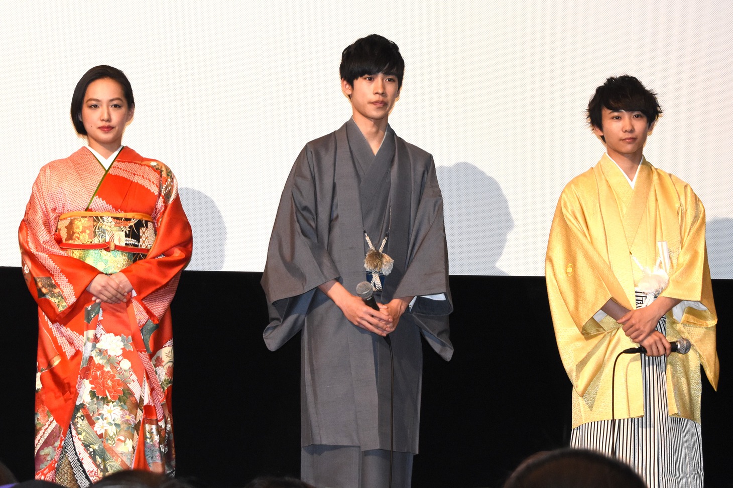 「サイモン＆タダタカシ」初日舞台挨拶の様子。左から間宮夕貴、阪本一樹、須賀健太。