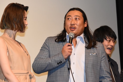 左から玉城ティナ、秋山竜次(ロバート)、福山康平。