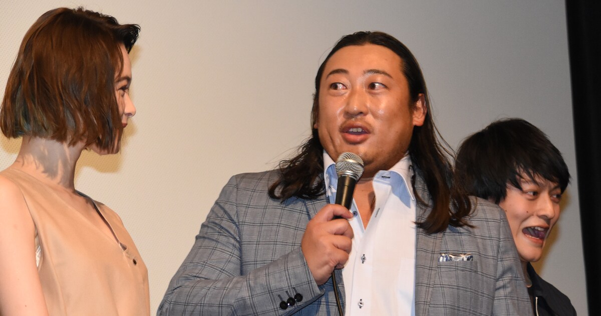 ロバート秋山、映画「女々演」舞台挨拶で語った“しょんべんシーン”のこだわり（写真15枚） - お笑いナタリー