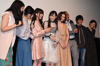「女々演」初日舞台挨拶の様子。左から齋藤美咲、小野花梨、矢倉楓子（NMB48）、福原遥、玉城ティナ、秋山竜次（ロバート）、福山康平、高野舞。