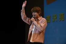 「吉沢亮でーす」と挨拶する吉沢亮。