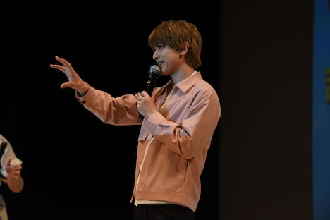 大分から来たというファンに、「わかります、このへんですよね？」と日本地図をイメージして話しかける吉沢亮。