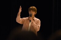 「VTR、GO」と振る吉沢亮。