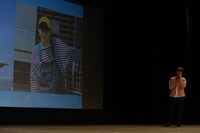 主演作「トモダチゲーム」のキャラ・マナブくんに扮したカットを紹介する吉沢亮。