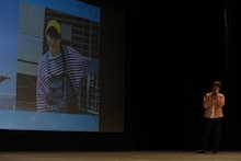 主演作「トモダチゲーム」のキャラ・マナブくんに扮したカットを紹介する吉沢亮。