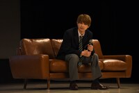 ソファに座る吉沢亮。