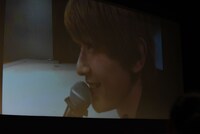 スクリーンに映し出された、至近距離からの吉沢亮のライブ映像。
