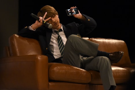 自撮りする吉沢亮。