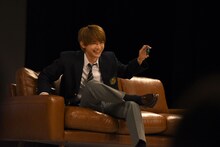 自撮りして照れる吉沢亮。