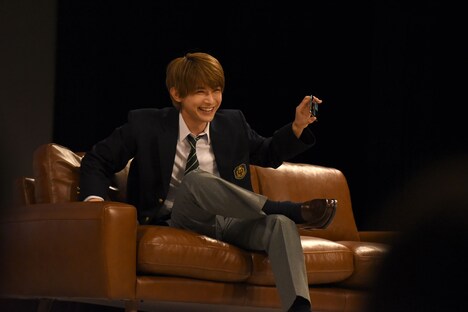 自撮りして照れる吉沢亮。