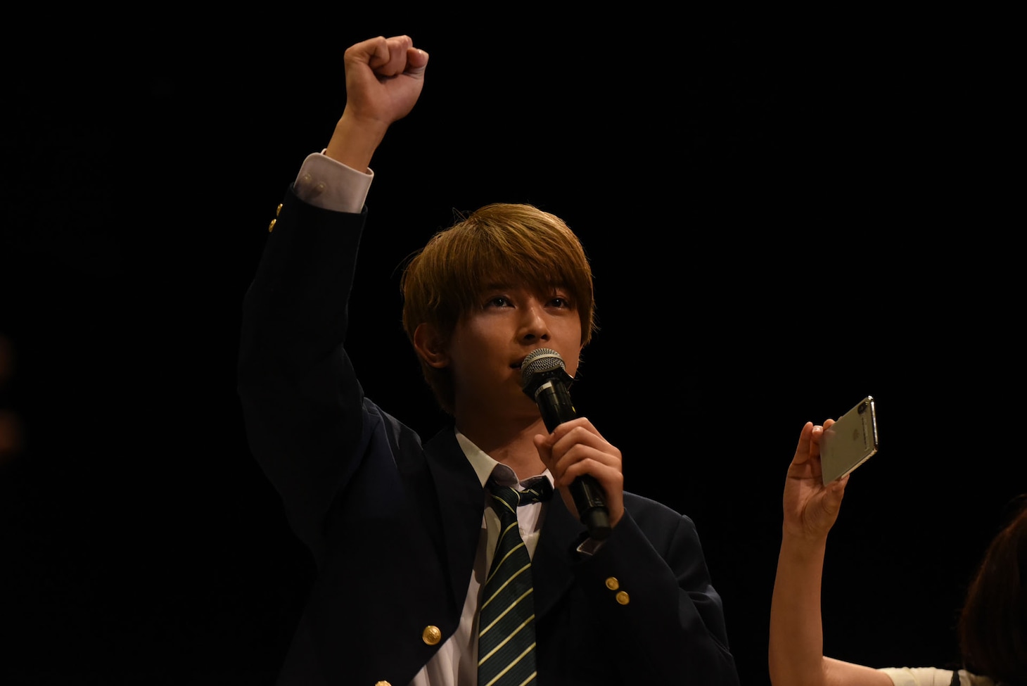 ファンとじゃんけんする吉沢亮。