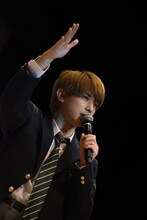 ファンとじゃんけんする吉沢亮。