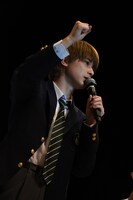 ファンとじゃんけんする吉沢亮。